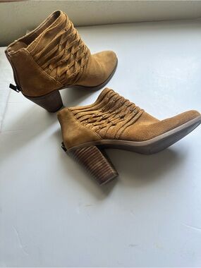 Jessica Simpson Claireen Cognac Suede Cutout Western Ankle Bootie's - Size 8M
